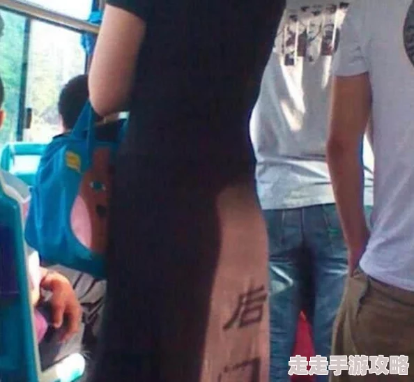 在公交车撩裙子扒下小内裤，目击者称现场一片混乱引发众人围观与讨论，事件背后隐藏的真相令人深思