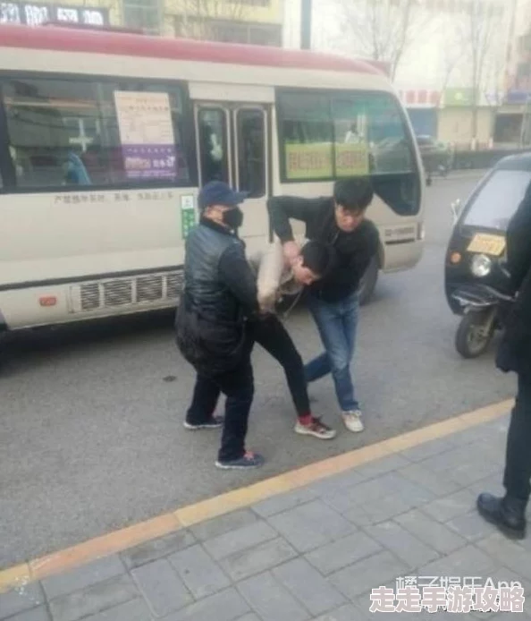 在公交车撩裙子扒下小内裤，目击者称现场一片混乱引发众人围观与讨论，事件背后隐藏的真相令人深思