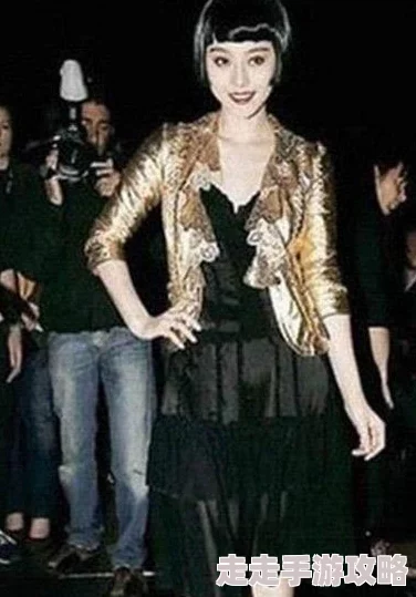 亲嘴脱内衣内裤摸屁股,明星情侣被拍私密瞬间,引发网友热议与讨论,背后故事令人唏嘘不已! 亲嘴脱内衣内裤摸屁股,明星情侣被拍私密瞬间,引发网友热议与讨论,背后故事令人唏嘘不已!