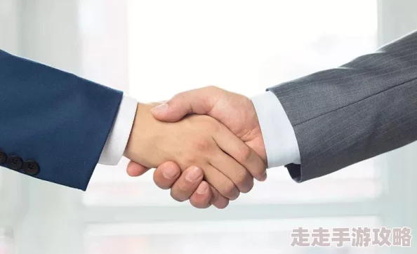 为升职请银行行长到家吃饭，结果却引发了同事们的热议与不满，背后隐藏着怎样的职场潜规则？